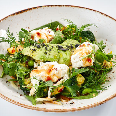 Большой зеленый салат со страчателлой в Udcкафе Upside Down Cake по цене 740 ₽