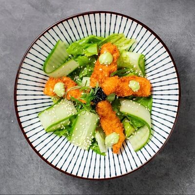 Салат с креветкой темпура и авокадов Gourmetto по цене 940 ₽