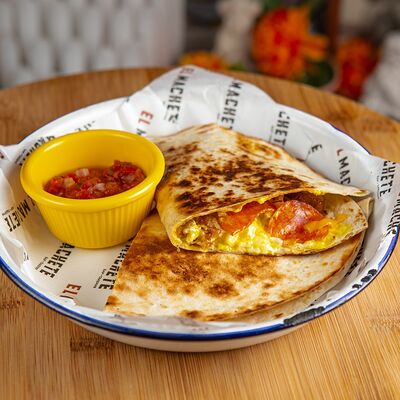 Кесадилья со свининой и чоризо в El Machete по цене 580 ₽