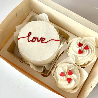 Бенто торт и 2 капкейка Love в Амрита по цене 2500 ₽