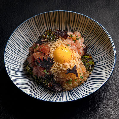 Тартар из тунца блюфин аками со сладкой креветкойв Self Edge Japanese по цене 2200 ₽