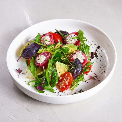 Салат с гравлаксом из кеты, киноа и авокадо в Sugar Mama по цене 690 ₽