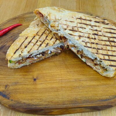 Шаурма в чиабатте классическая в Шаурмастер по цене 550 ₽