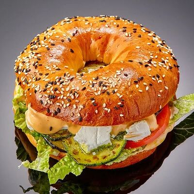 Бейгл с овощами гриль в Coffee Corner по цене 485 ₽