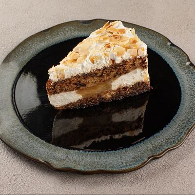 Морковный торт с грушей и карамелью в Оджахури по цене 390 ₽