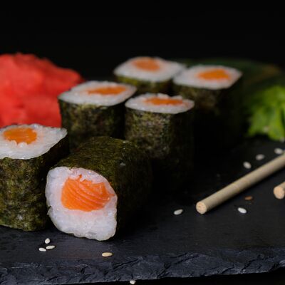 Хосомаки с лососем в Caviar Rolls по цене 377 ₽