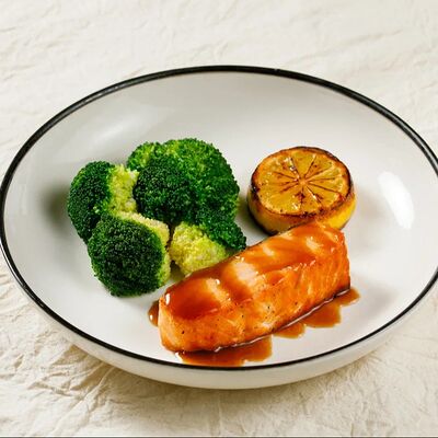 Стейк из лосося на шпинатной подушке с лимоном в Гости по цене 980 ₽