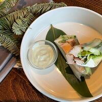 Ролл в рисовой бумаге с цыплёнком в More More