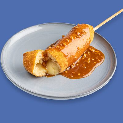 Корн-дог сырный со сладким соусом Сникерс в Chuga по цене 350 ₽