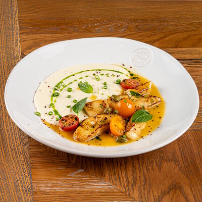 Палтус с пюре из сельдерея и каперсами в Сыроварня по цене 1550 ₽