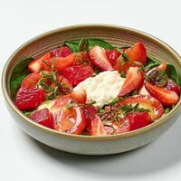 Клубничный арбуз с розовыми томатами, страчателеллой и лавандовым медом в Веранда
