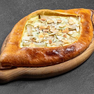 Хачапури с грушей и горгондзолойв Merzen по цене 510 ₽