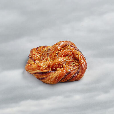 Вензель с корицей и солёной карамелью в Буше по цене 275 ₽