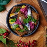 Скумбрия с картофелем и маринованным луком в Есть Today