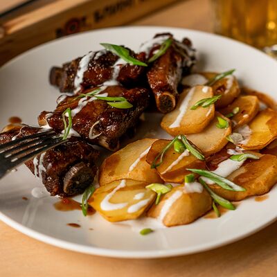 Ребра свиные с картофелем и соленья в Вот,блин!Кафе по цене 650 ₽