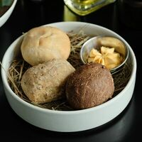 Хлебная корзина с маслом в Port Avenue