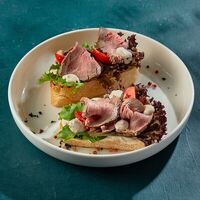 Брускетта с ростбифом в Juno