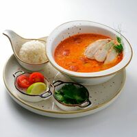 Том ям с курицей в Rabbit