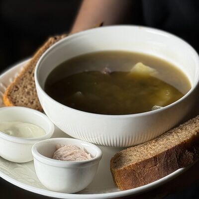 Щи серые с томлеными говяжьими щечкамив Pur Pur по цене 720 ₽