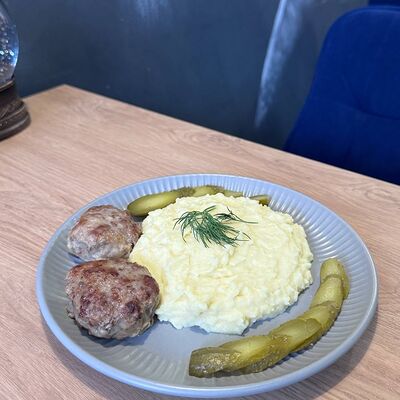 Котлета из мраморной говядины с кремом из картофеля в Парикофе по цене 425 ₽