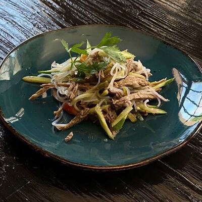 Салат с говядиной, овощами и фунчозой в Длинный нос по цене 235 ₽