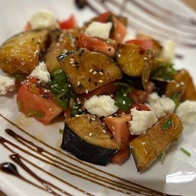 Салат из хрустящих баклажан с сыром в Buta по цене 520 ₽