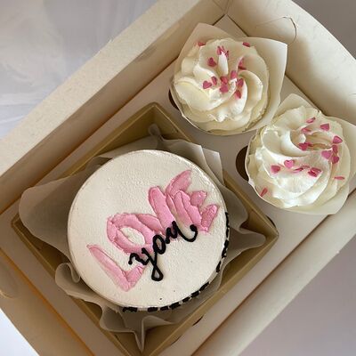 Бенто и два капкейка Love you в Амрита по цене 2550 ₽