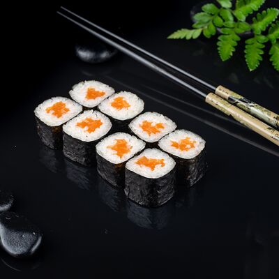 Ролл с лососем в Татаки по цене 329 ₽