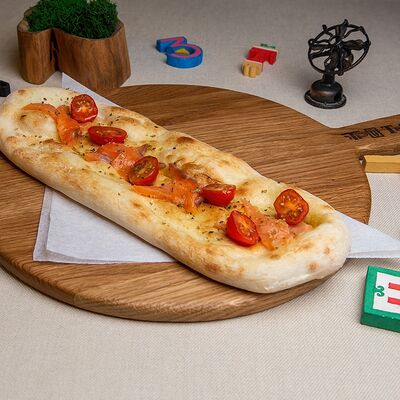 Фокачча с лососем и черри в Tree Trunk Pizza по цене 400 ₽