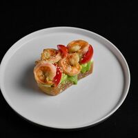 Брускетта с креветками и соусом васаби в Level kitchenbar