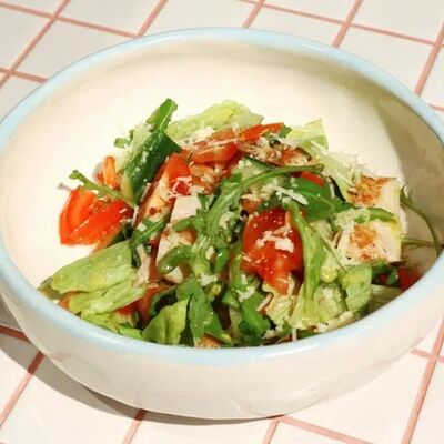 Тёплый салат с куриной грудкой в медово-горчичной заправке в Сладости и Радости Советская по цене 710 ₽