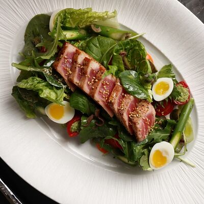 Салат с тунцом, соусом вителло тоннато и перцем рамиро в Морской по цене 1550 ₽