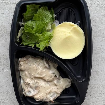 Куриное филе с грибами и пюре в Еду домой по цене 390 ₽