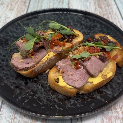 Брускетта с ростбифом и карамельным луком в Сова по цене 515 ₽