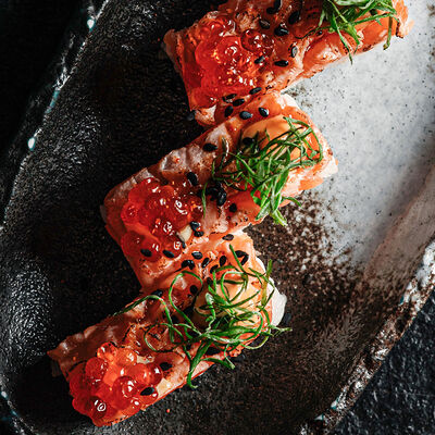 Осидзуси с опаленным лососем и красной икрой в Self Edge Japanese по цене 1600 ₽