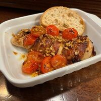 Запеченная курица с пастой тапенада в Hamilton's pub