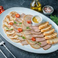 Мясные деликатесы собственного производства в Nella Foresta