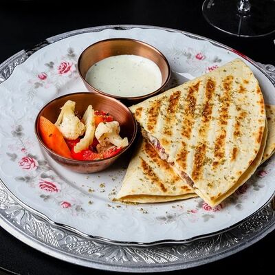 Кеса с томленой ногой коровы, томатной сальсой и маринованными овощами в Цех по цене 580 ₽