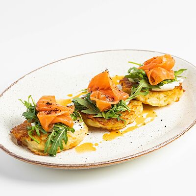 Драники с форелью и авокадо в Kitchen по цене 620