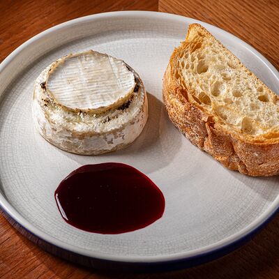 Запеченный камамбер с трюфельной пастой и чиабаттой в Brasserie Lambic по цене 1080 ₽