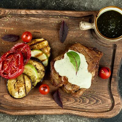 Стейк из свиной шеи с овощами гриль в Арт по цене 790 ₽