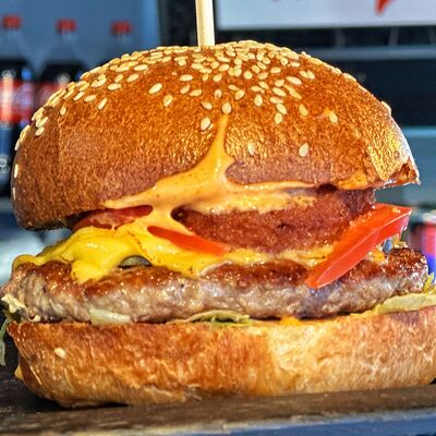 Алов Бургер в Amigoos по цене 710 ₽