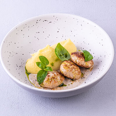 Куриные котлеты и картофельное пюре в Мечтатели по цене 590 ₽