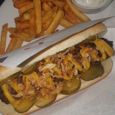 Хот-дог говяжья сосиска в Кафе Парк по цене 470 ₽