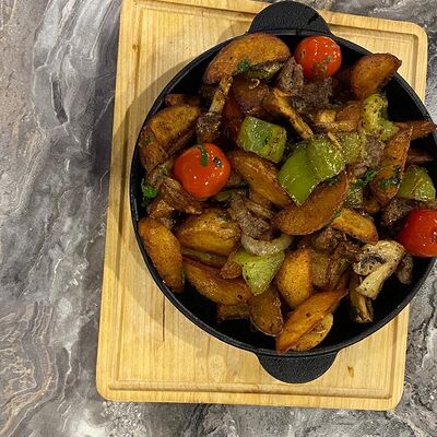 Сковородка по-грузински с курицей в Суши-бар Макото по цене 700 ₽