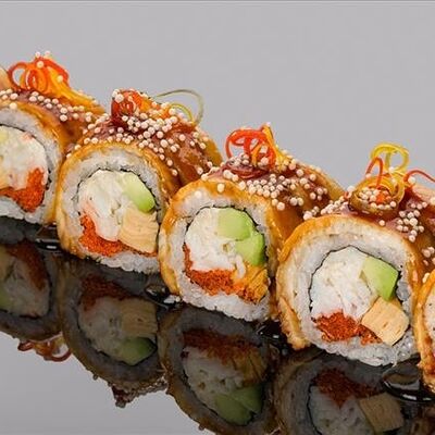 Ролл с копченым угрем и камчатским крабом в Bluefin по цене 2660 ₽