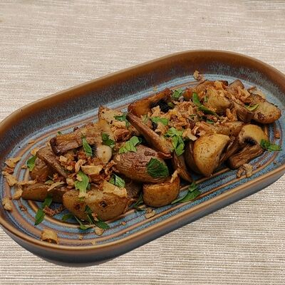 Картофель жаренный с грибами в Кафе-пекарня Susser по цене 200 ₽