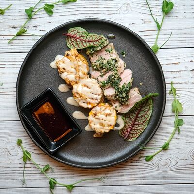 Свиная вырезка с кукурузой в КРЫЛЬЯ ПАБ по цене 890 ₽