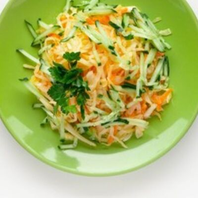 Салат капустный с морковью и огурцами в КинзаЗа по цене 137 ₽
