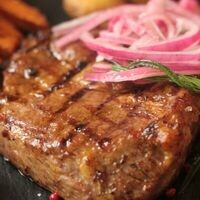 Стейк из cвинoй шеи в RAKETA